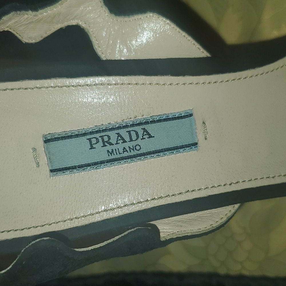 Prada shoes black Prada shoes black heel comes with pra original shoe protector - Picture 4 of 16